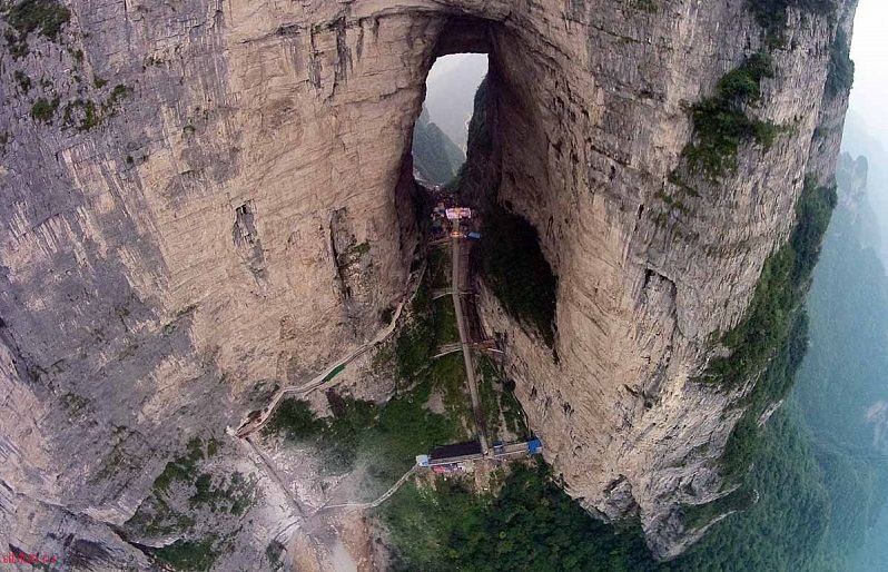 "Небесные врата" на горе Тяньмэнь в Китае