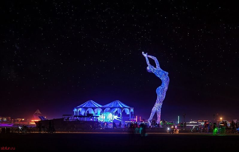 Отжечь в пустыне Невады на фестивале "Горящий человек"