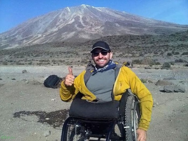 Мужчина без ног покорил Килиманджаро