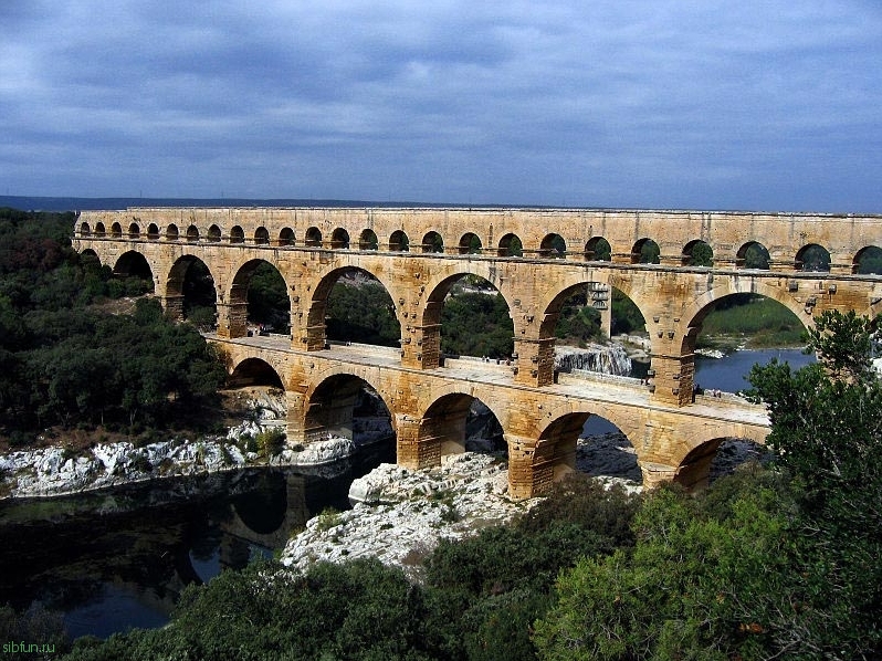 Высочайший древнеримский акведук Пон-дю-Гар