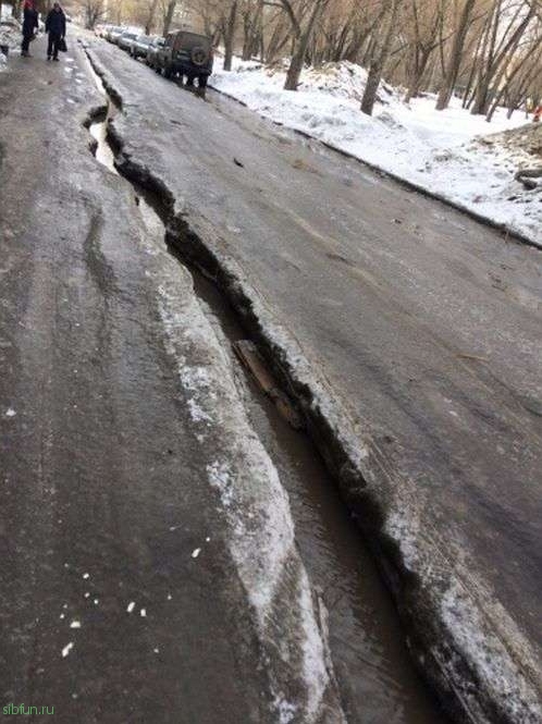 В Омске на дорогах машины проваливаются в ледяные трещины