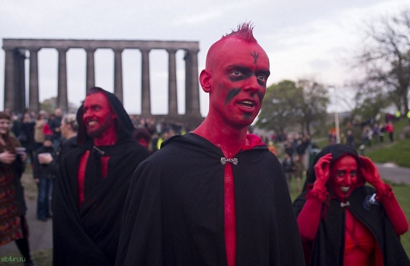 Ежегодный фестиваль огня «Белтейн» в Шотландии