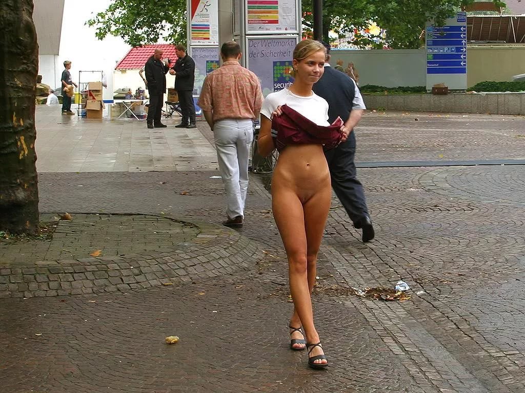 Голые девушки покажут тела в публичных местах 15 фото эротики