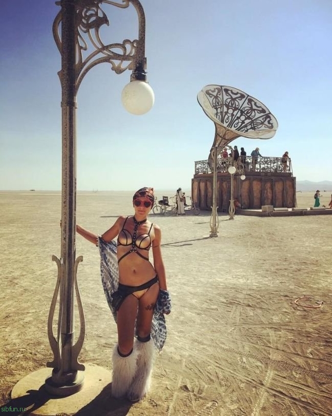 Девушки на фестивале Burning Man 