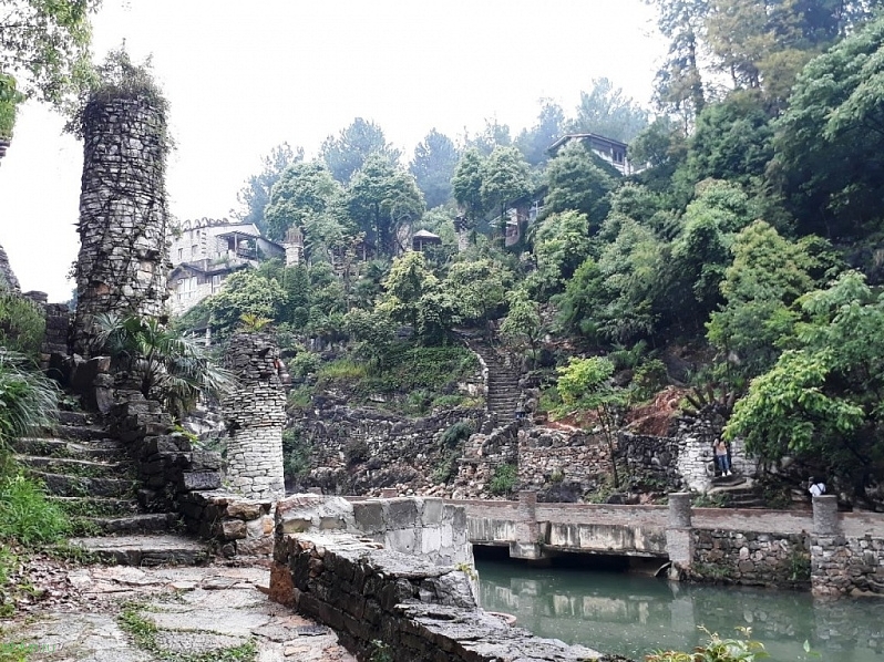 Каменные фигуры сказочной долины Юланг в Китае