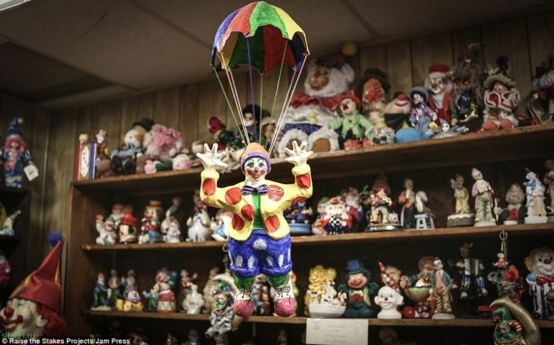 Необычный мотель клоунов рядом с кладбищем в штате Невада