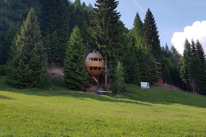 Необычные дома-шишки в итальянских Альпах