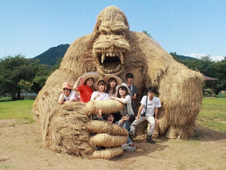 Соломенные гиганты на ежегодном фестивале Вара в Японии