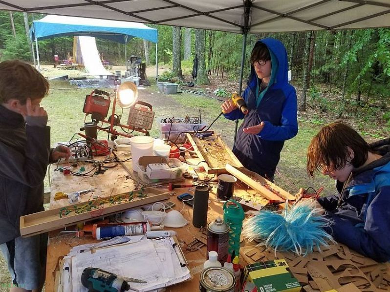 Пионерский лагерь по-американски: дети построили макет заброшенной космической станции в лесу