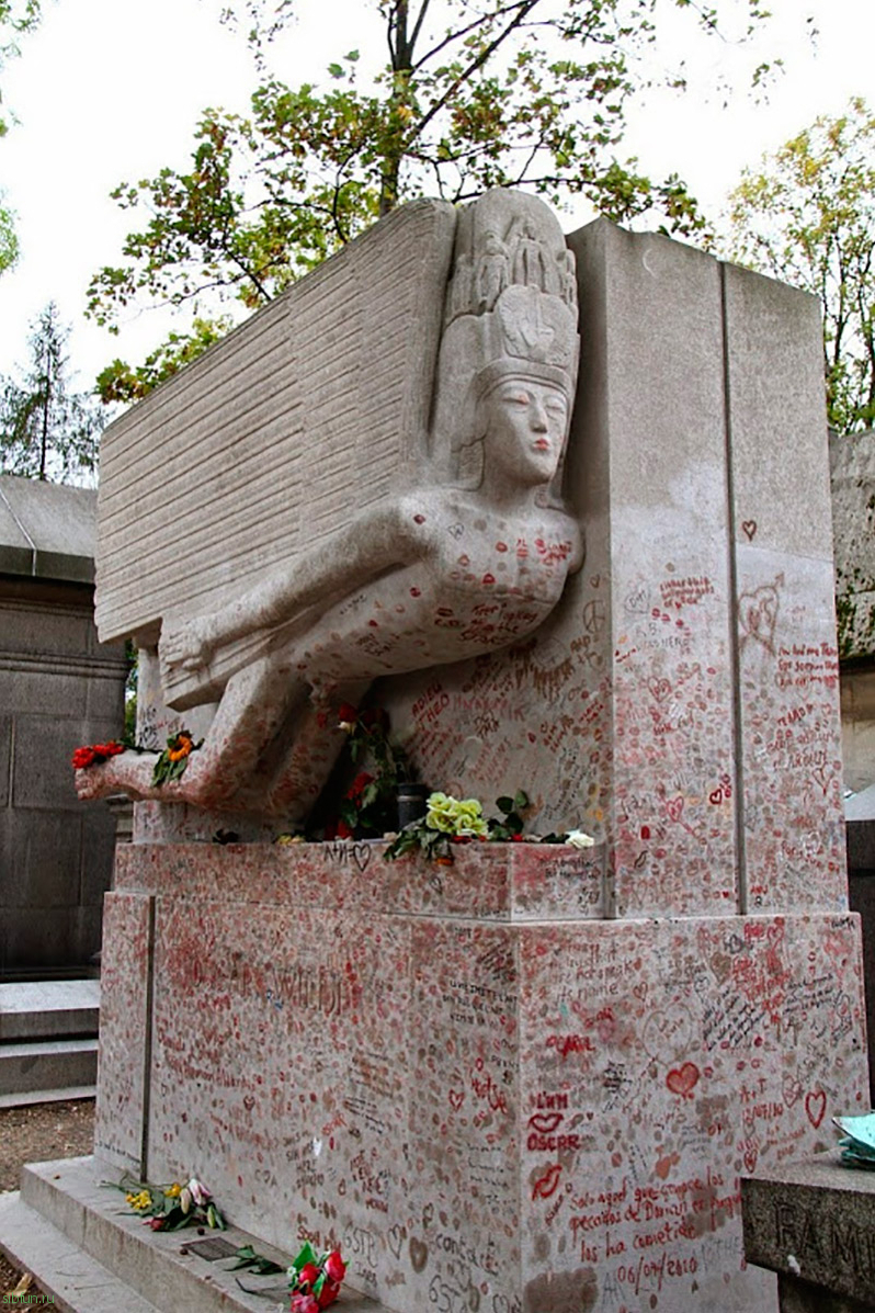 Необычная традиция у могилы Оскара Уайльда