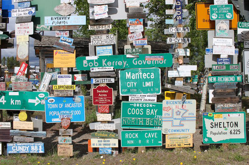 Необычный «Лес дорожных знаков» в городе Уотсон-Лейк в Канаде