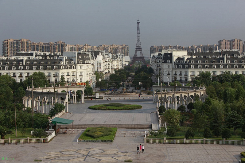 Тиандученг – жилой комплекс в Китае, который выглядит как столица Франции
