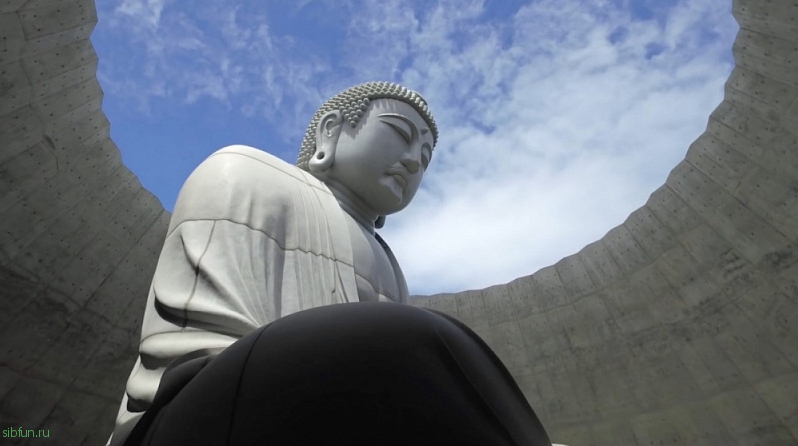 «Тайный Будда» на кладбище Макоманай Такино в Японии