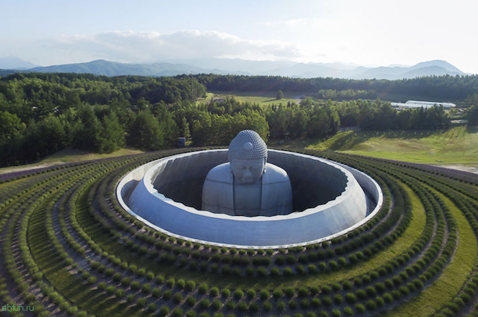 «Тайный Будда» на кладбище Макоманай Такино в Японии