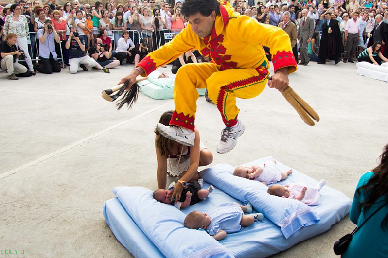 «Эль Колачо» — фестиваль прыжков через детей в Испании