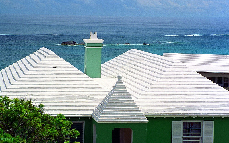 Необычные ступенчатые крыши домов на Бермудских островах