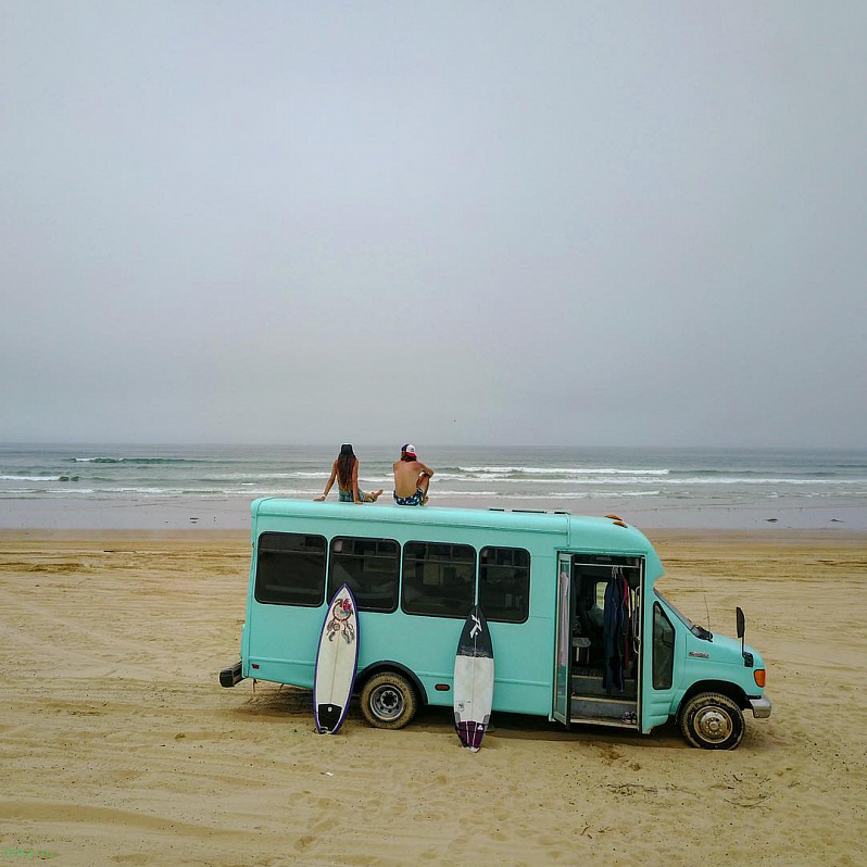 Молодожены путешествуют по Америке в старом школьном автобусе