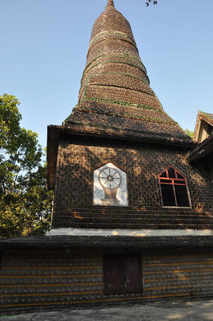 Ват Лан Куад – уникальный буддистский храм из пивных бутылок