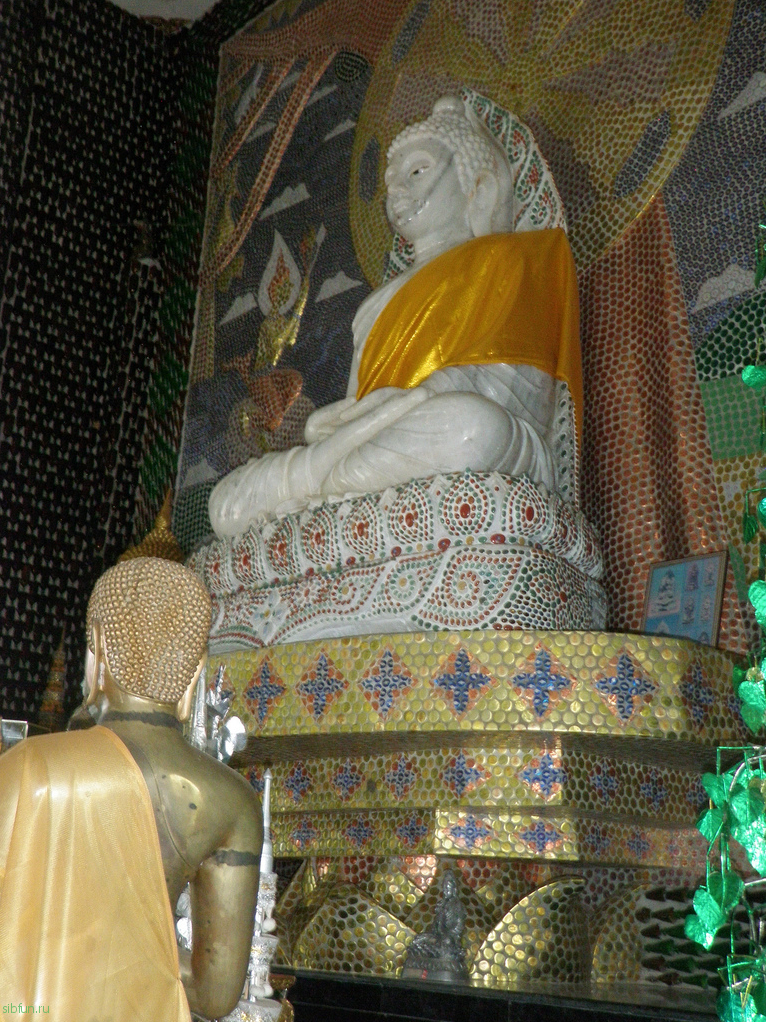 Ват Лан Куад – уникальный буддистский храм из пивных бутылок
