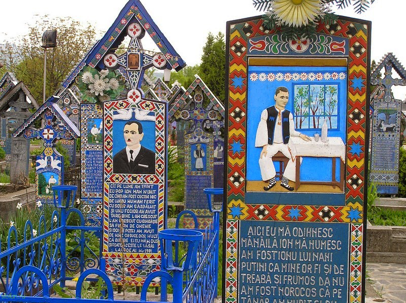 Необычное «веселое кладбище» со смешными эпитафиями в Румынском поселке Сапанта