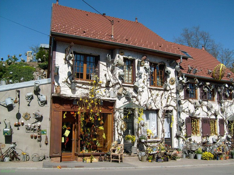 L’arroisoir – необычный цветочный магазин во Франции, который украшают 800 леек