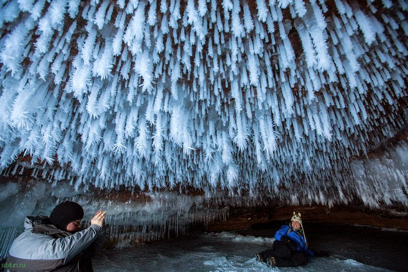 Ледяные пещеры Бейфилд на берегу озера Супериор в США