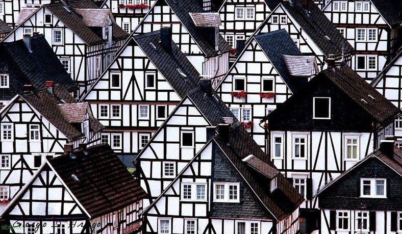 Фахверковые дома в историческом центре города Фройденберг в Германии