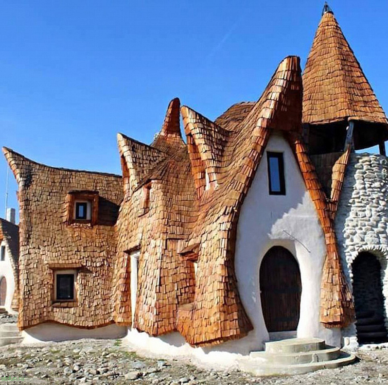 «Глиняный замок Долины Фей» – необычный отель на северо-западе Румынии