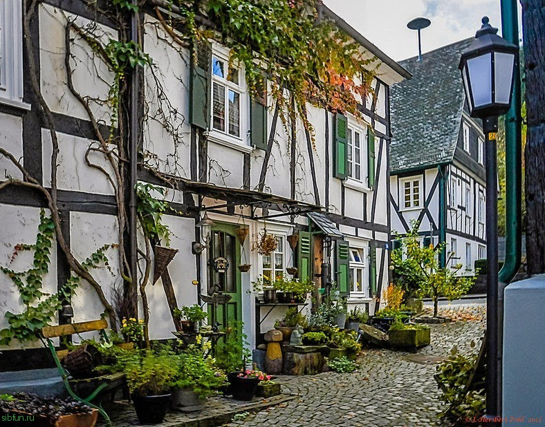 Фахверковые дома в историческом центре города Фройденберг в Германии
