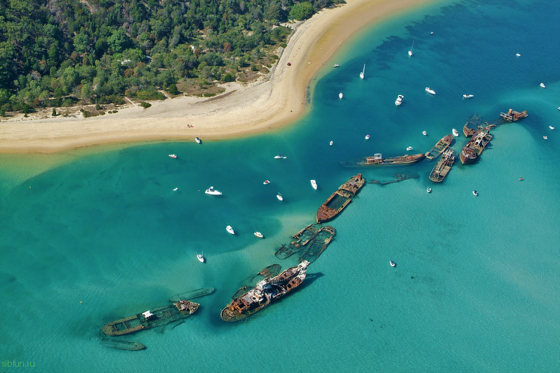 Затонувшие корабли Тангалума на западной стороне острова Мортон в Австралии