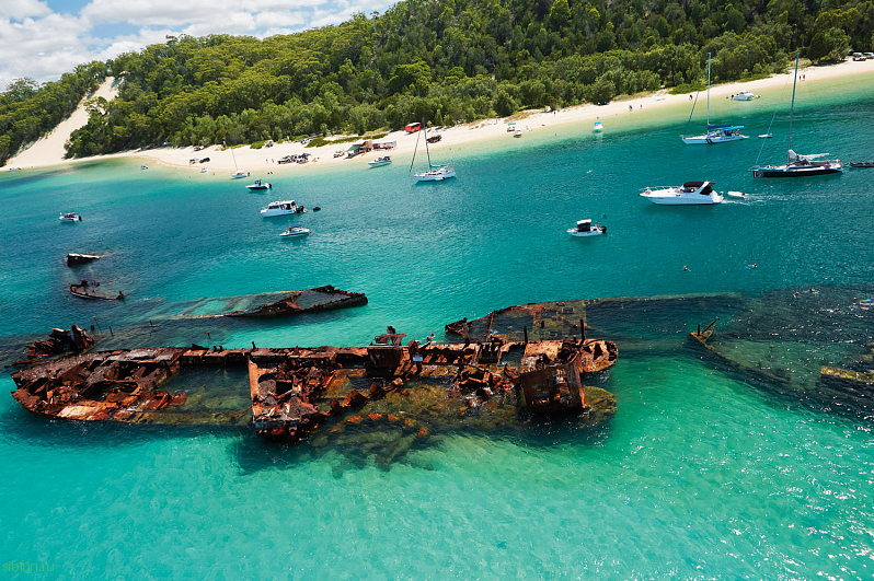 Затонувшие корабли Тангалума на западной стороне острова Мортон в Австралии