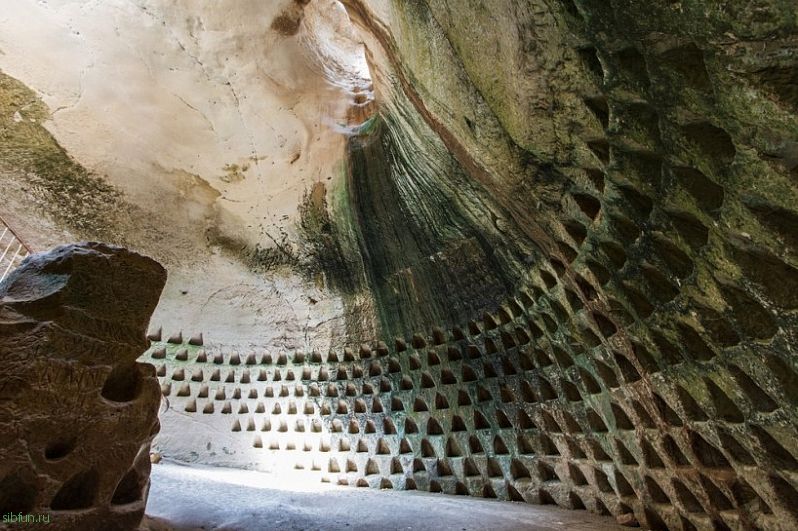 Огромная сеть меловых пещер в Национальном парке Бейт-Гуврин в Израиле