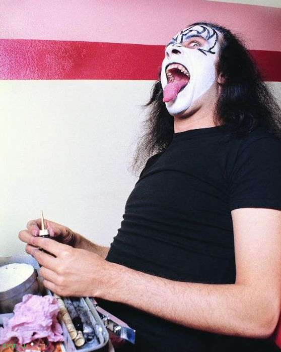 Редкие фото, сделанные в гримерке американской рок-группы «Kiss»