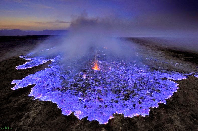 Кавах Иджен – обычный вулкан в Индонезии, который испускает синий огонь