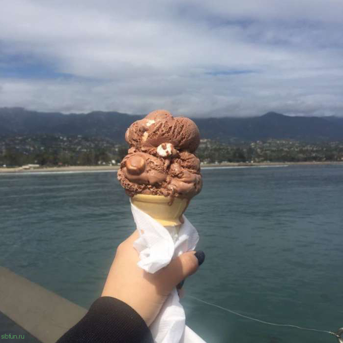 Девушка решила сделать фото мороженого на фоне океана