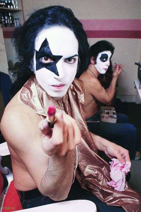 Редкие фото, сделанные в гримерке американской рок-группы «Kiss»