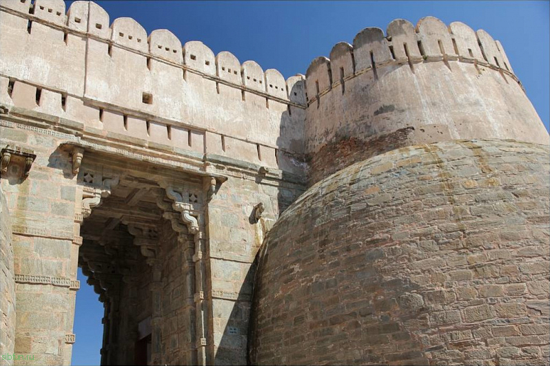 Великая индийская стена форта Кумбхалгарх в штате Раджастхан