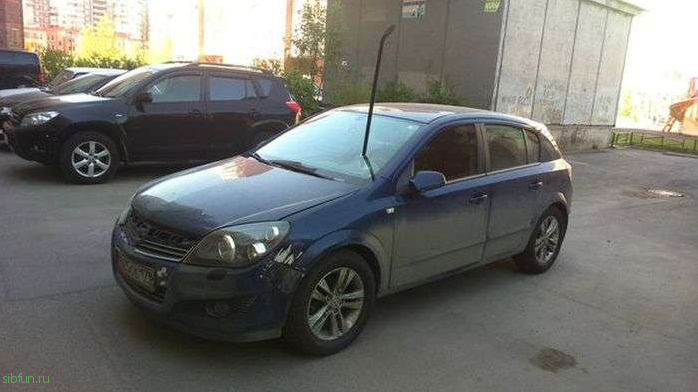Неизвестный проткнул ломом лобовое стекло автомобиля в Санкт-Петербурге