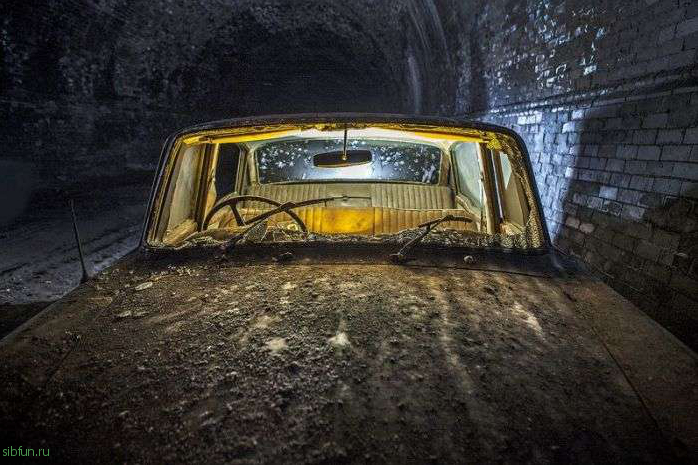 Интересные машины в железнодорожном тоннеле в Ливерпуле