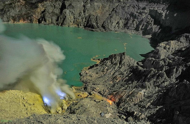 Кавах Иджен – обычный вулкан в Индонезии, который испускает синий огонь