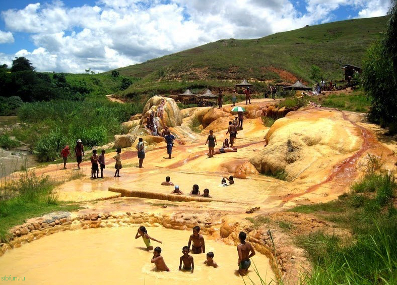 Искусственный гейзер возле города Аналавори на Мадагаскаре