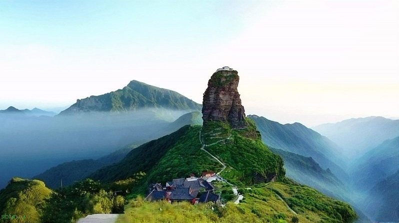 Удивительная гора Фаньцзиншань в провинции Гуйчжоу в Китае