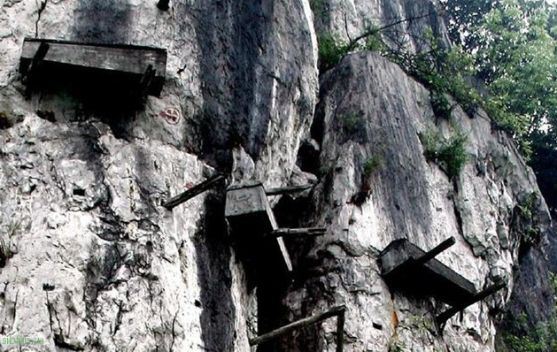 Таинственные древние висячие гробы на юге Китая