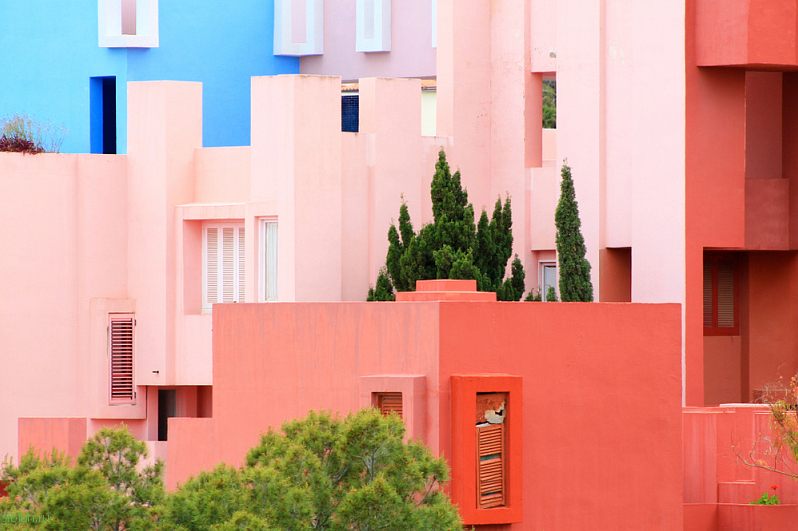 Muralla Roja – минималистичный розовый комплекс в городе Кальпе в Испании