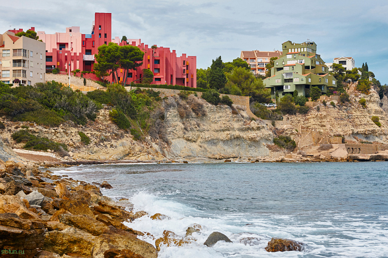 Muralla Roja – минималистичный розовый комплекс в городе Кальпе в Испании