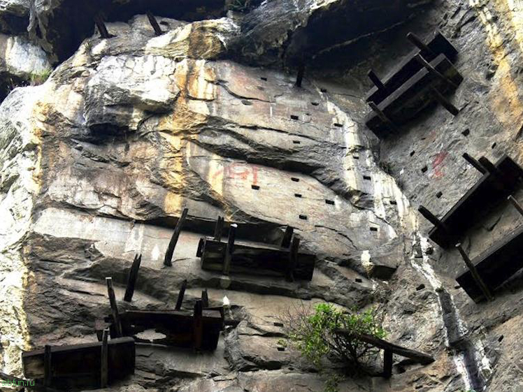 Таинственные древние висячие гробы на юге Китая