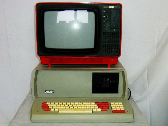 Ноутбук, микроволновка и планшет из СССР