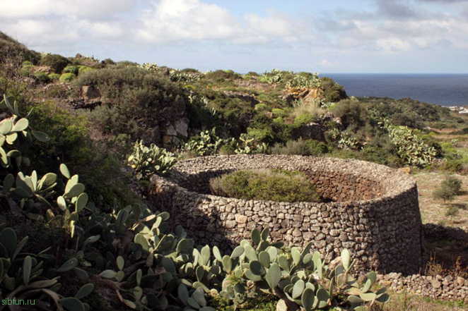 Старинные сады острова Пантеллерия в Средиземном море