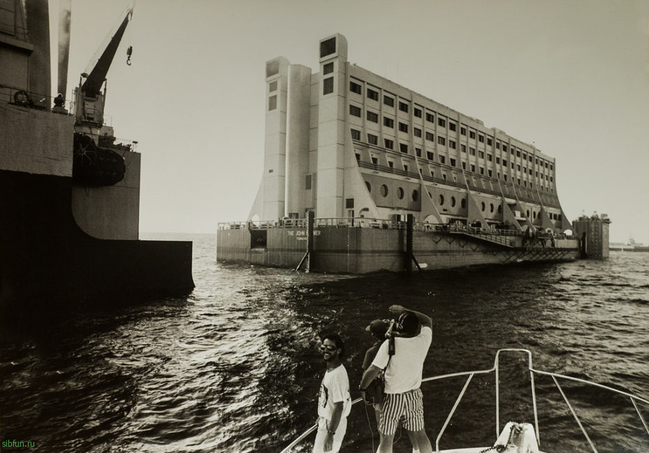 Первый в мире плавучий отель превратился в развалину | Австралия, Северная Корея