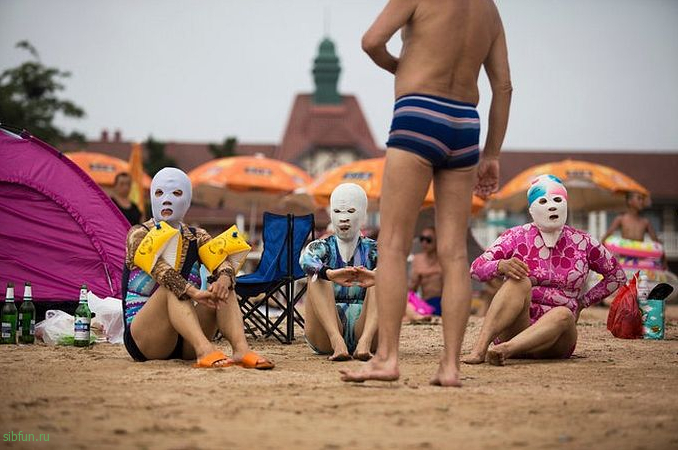 Маски фейскини (face-kini) набирают популярность на пляжах Китая
